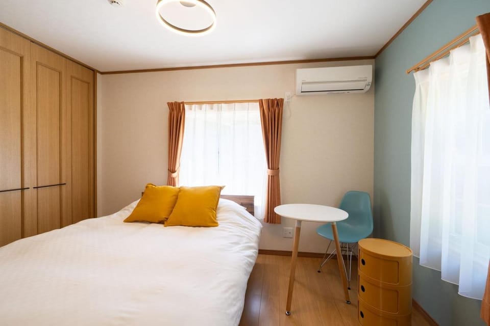 Bed, Seating area, Bedroom, air conditioner