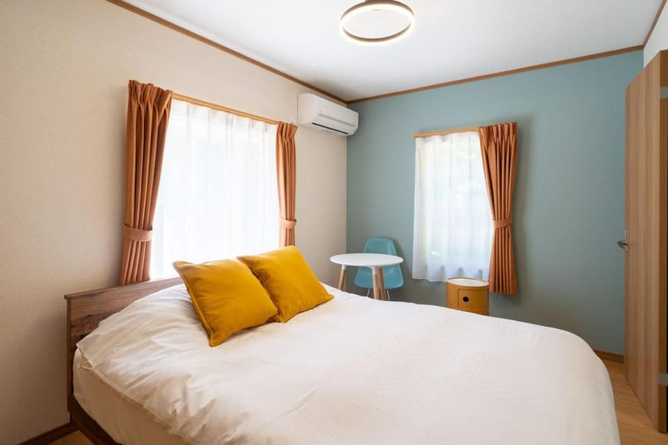 Bed, Seating area, Bedroom, air conditioner