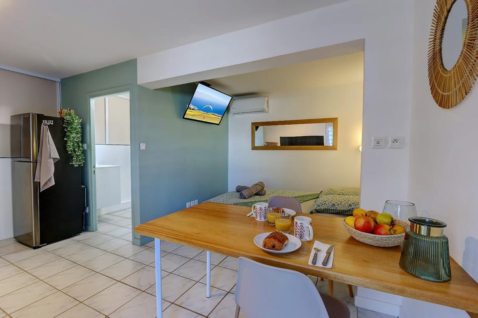 Bed, TV and multimedia, Food and drinks, Photo of the whole room, Dining area, air conditioner