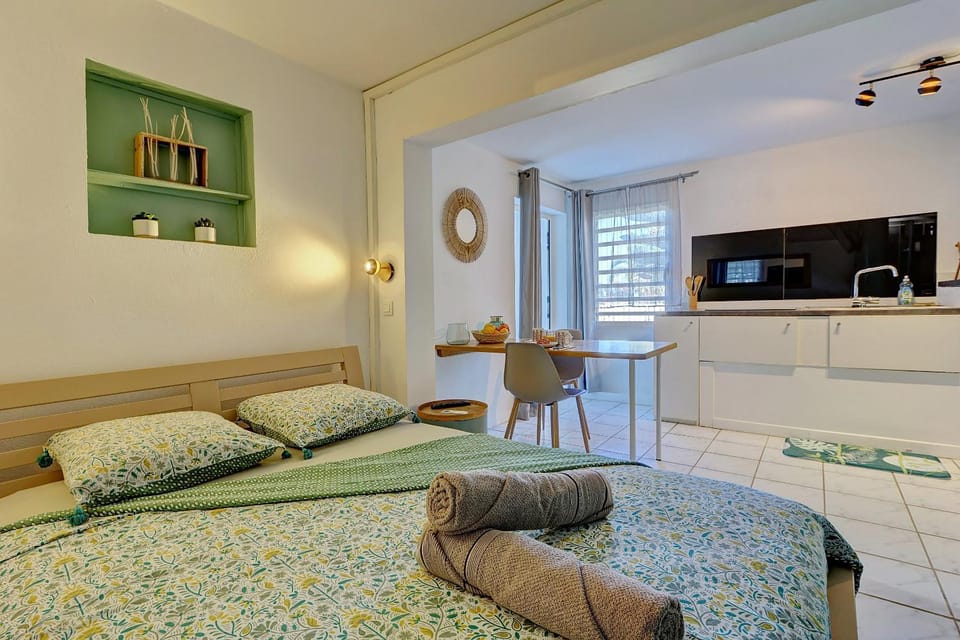 Seating area, Dining area, Bedroom, kitchen