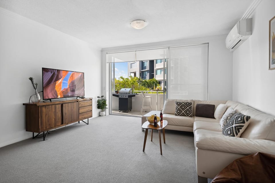 Luxury Stays Varsity-Robina-Bond Apartment in Burleigh Heads