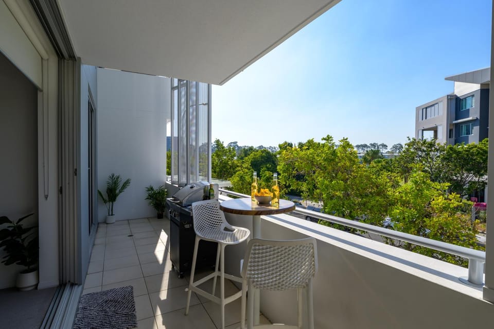 Luxury Stays Varsity-Robina-Bond Apartment in Burleigh Heads