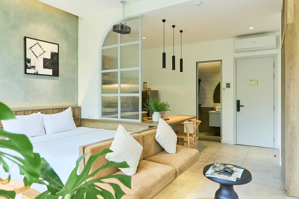 Bed, Kitchen or kitchenette, Food and drinks, Photo of the whole room, Seating area, Bedroom, City view, Area and facilities, Entertainment, flat iron, hair dryier, air conditioner