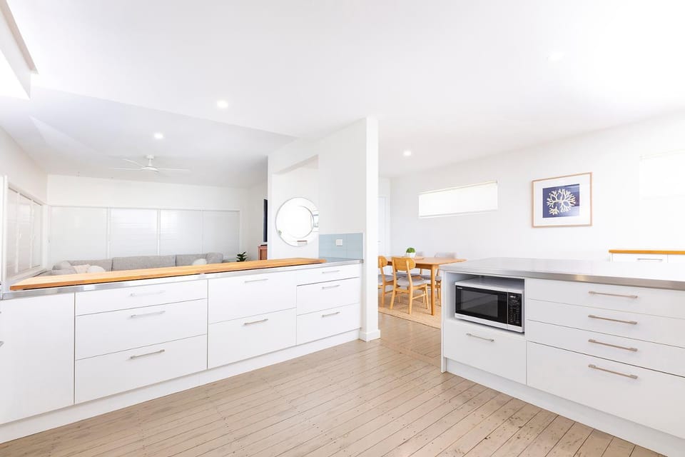 Kitchen or kitchenette, minibar