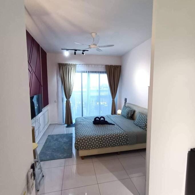 Bed, TV and multimedia, Living room, Photo of the whole room, Seating area, Bedroom, fireplace, towels