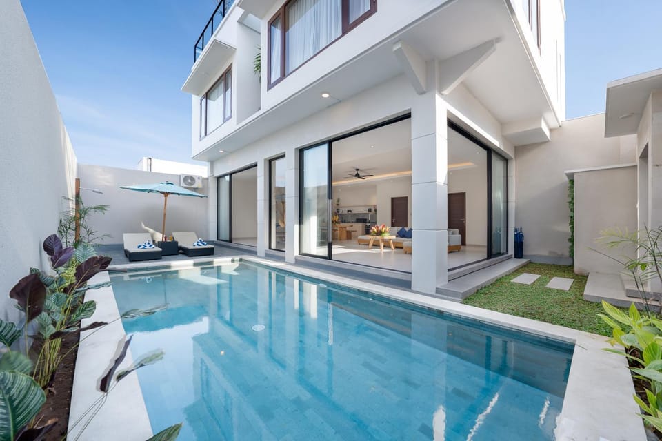 Swimming pool, sunbed