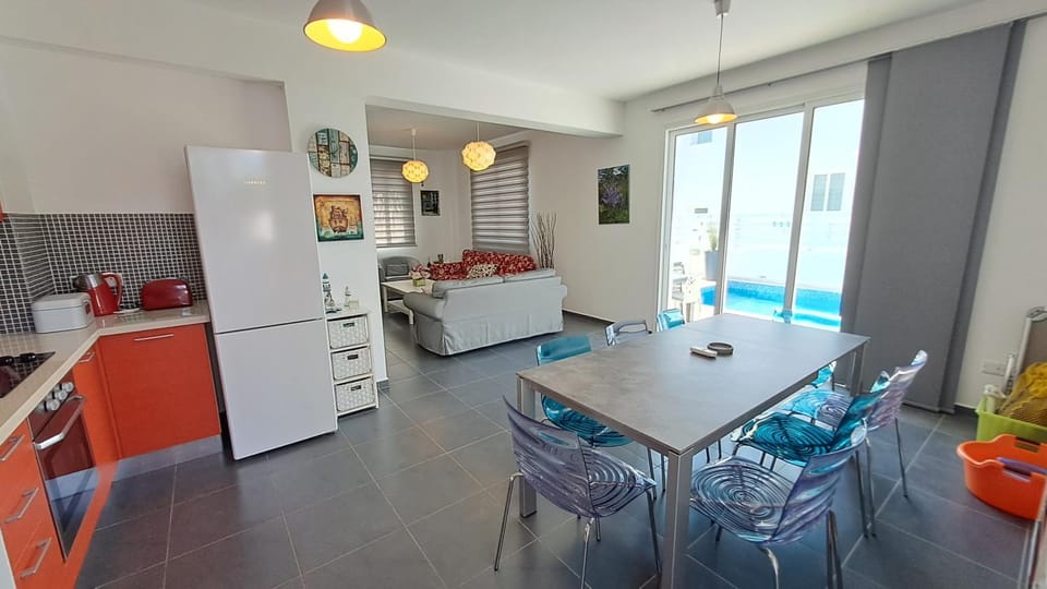 Kitchen or kitchenette, Dining area, pet friendly