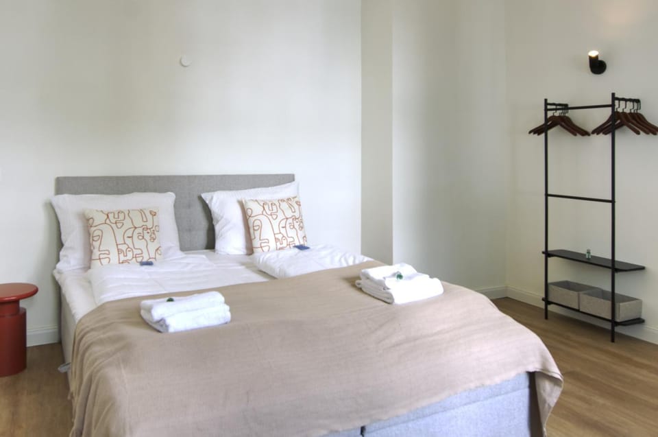 Bed, Bedroom, towels