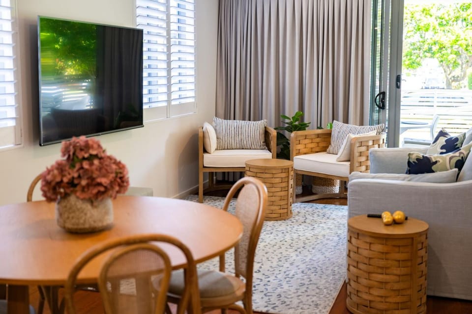 TV and multimedia, Living room, Seating area, Evening entertainment