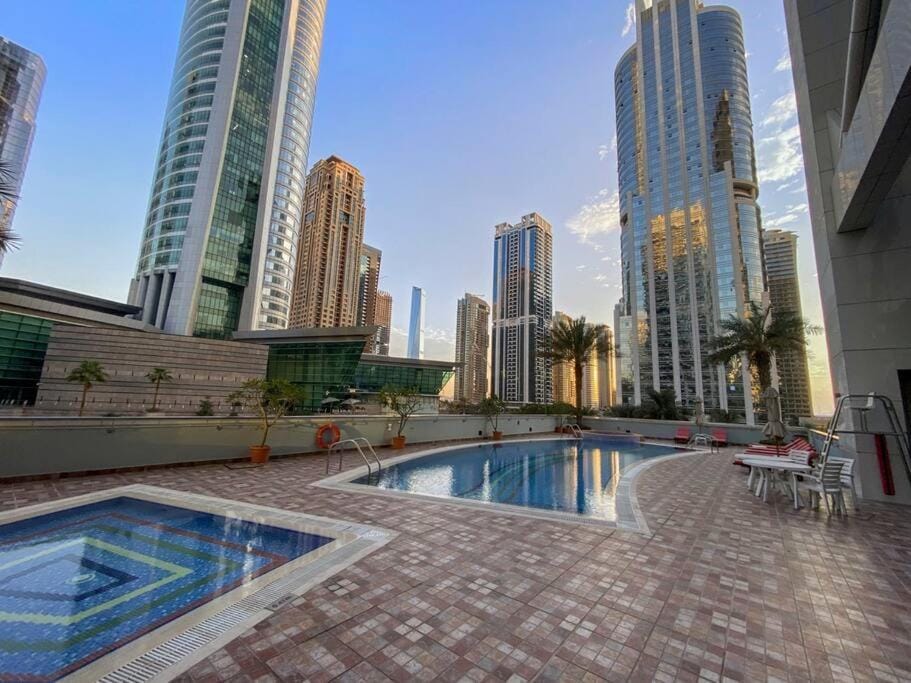 StoneTree - Indigo Tower 1BR - Panoramic View Apartment in Dubai