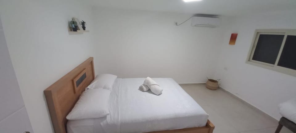 Bed, towels, air conditioner
