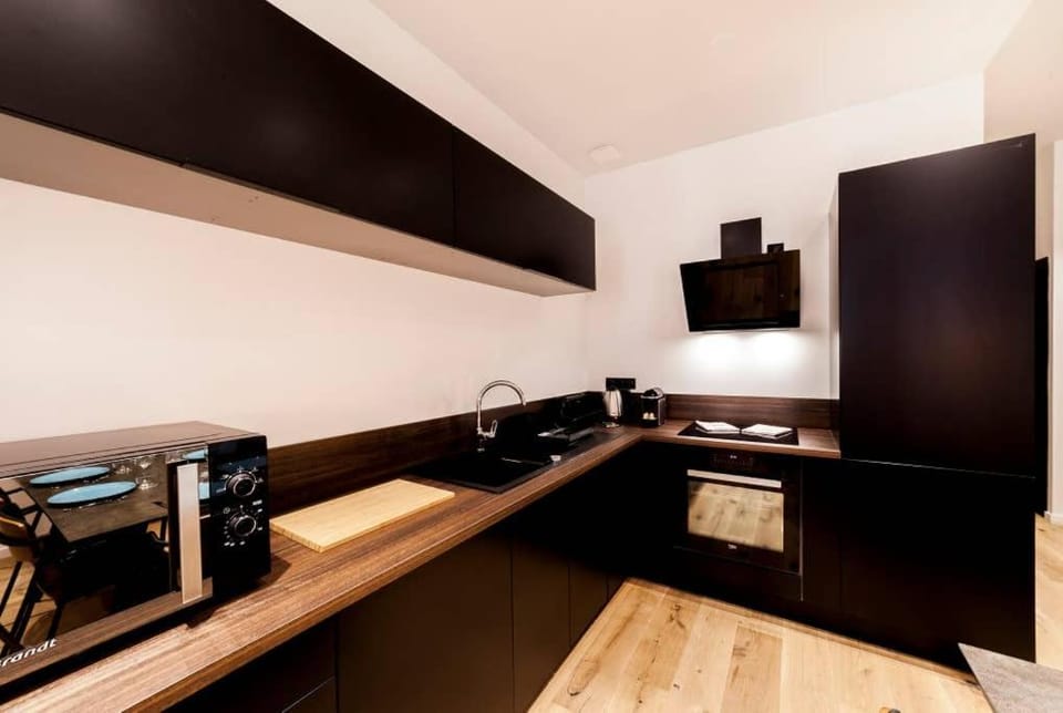 Coffee/tea facilities, Kitchen or kitchenette, stove, toaster