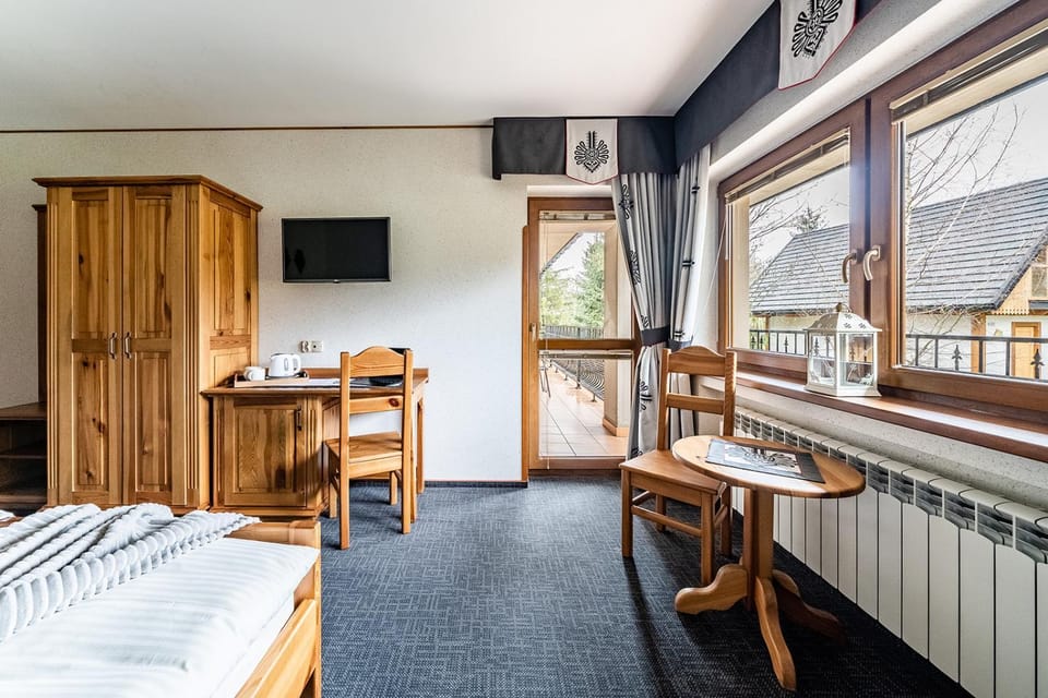 Bed, Photo of the whole room, Bedroom, hair dresser, internet