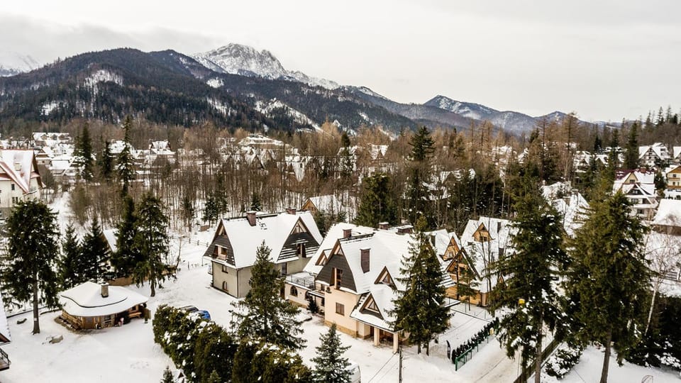 Property building, Nearby landmark, Day, Natural landscape, Bird's eye view, Winter, View (from property/room), Mountain view