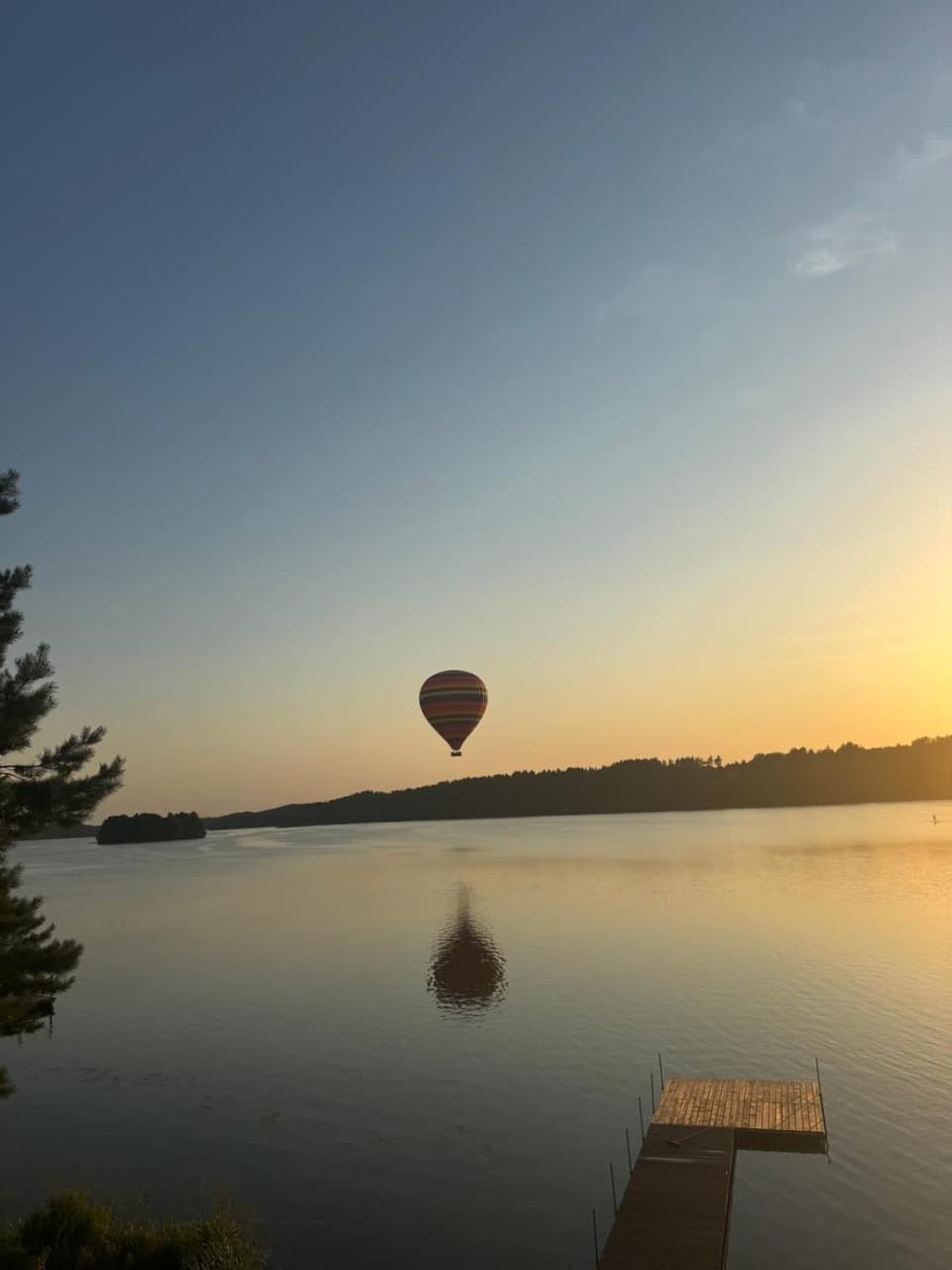 Karmelowe Domki Kaszuby, z jacuzzi na tarasie z widokiem na jezioro Chalet in Pomeranian Voivodeship