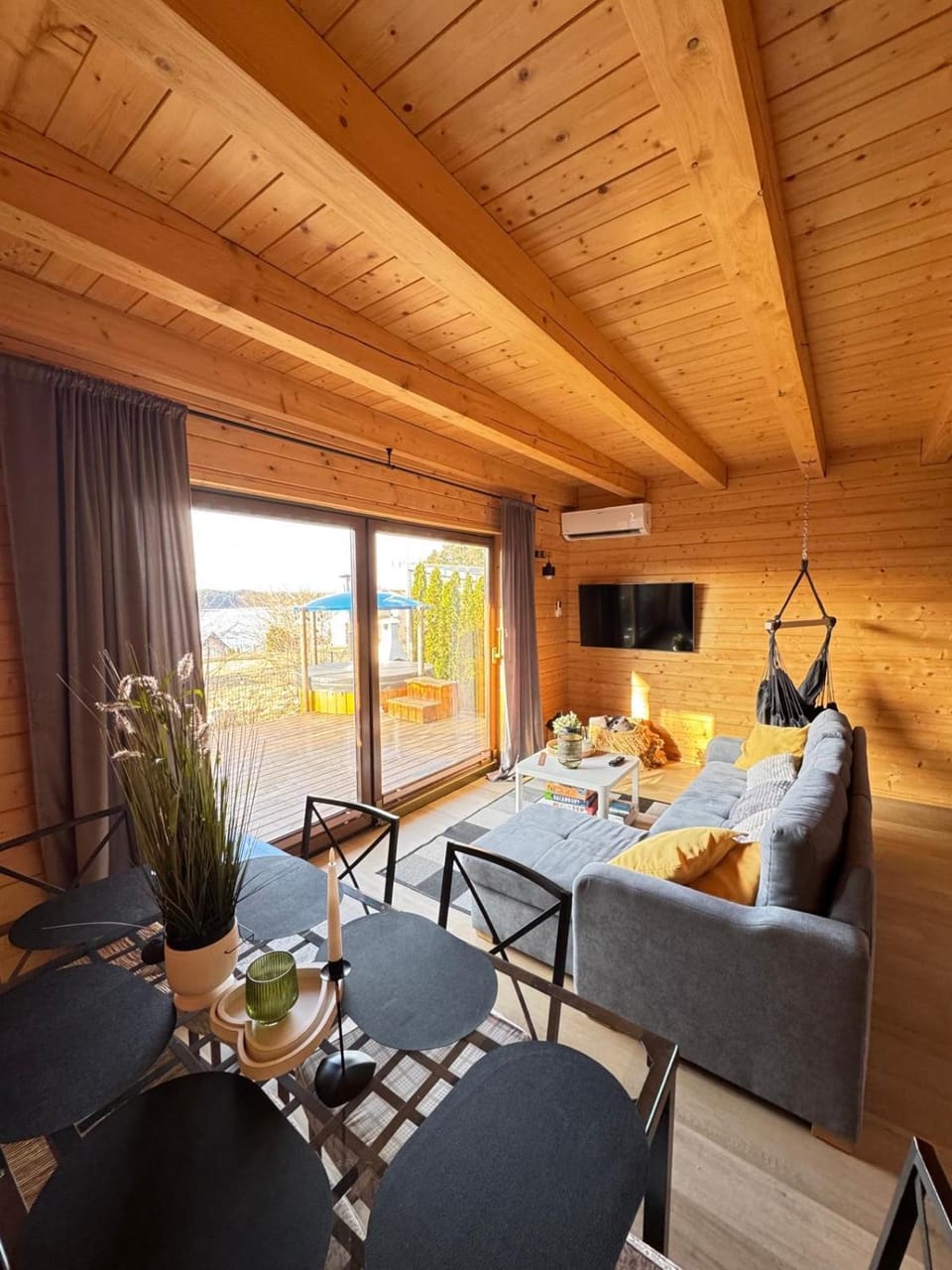 Karmelowe Domki Kaszuby, z jacuzzi na tarasie z widokiem na jezioro Chalet in Pomeranian Voivodeship