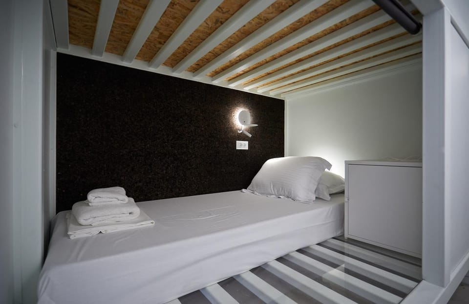 Bed, Photo of the whole room, towels