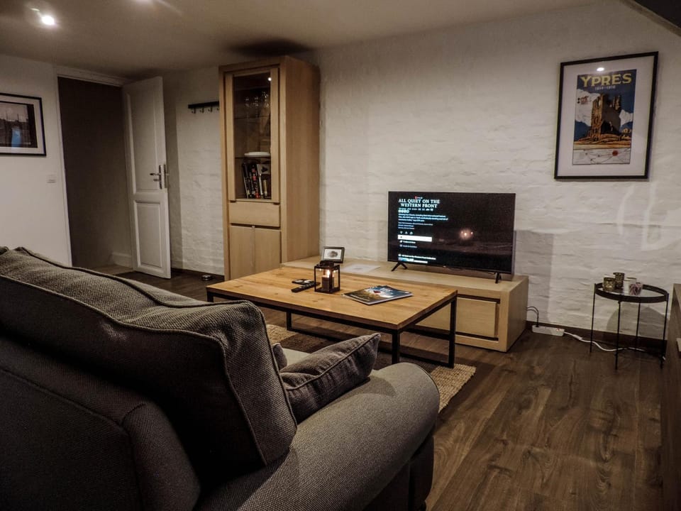 Communal lounge/ TV room, TV and multimedia, Living room, Seating area, Evening entertainment