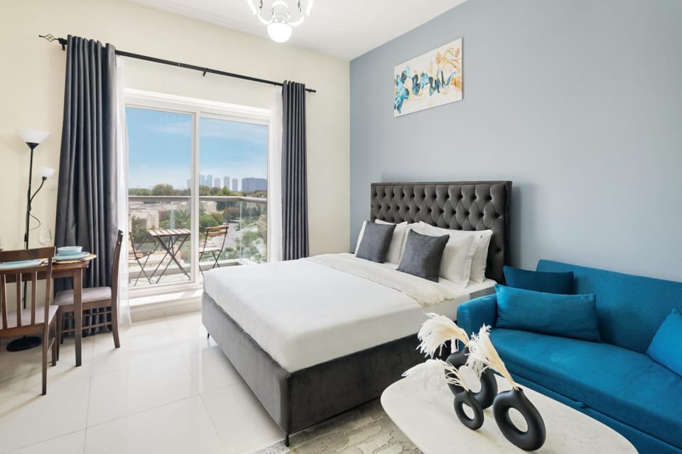 Stylish Sports City Studio Golf View PoolGym Apartment in Dubai