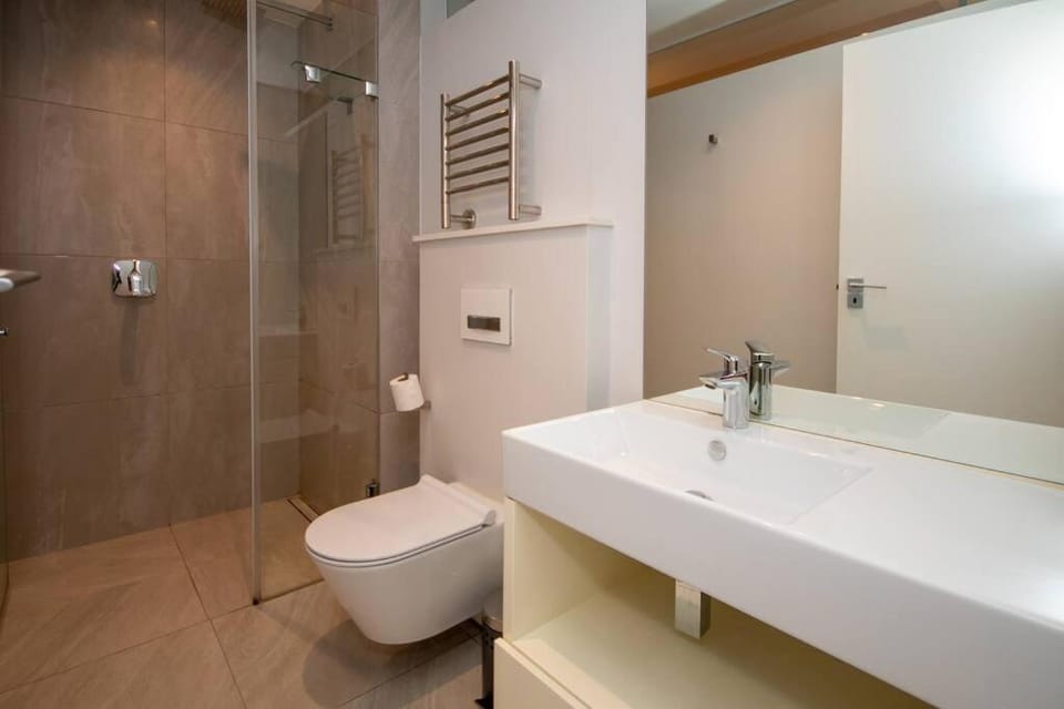 Modern 1 Bedroom apartment, pool Nineons - Seeff ShortStay Apartment in Cape Town