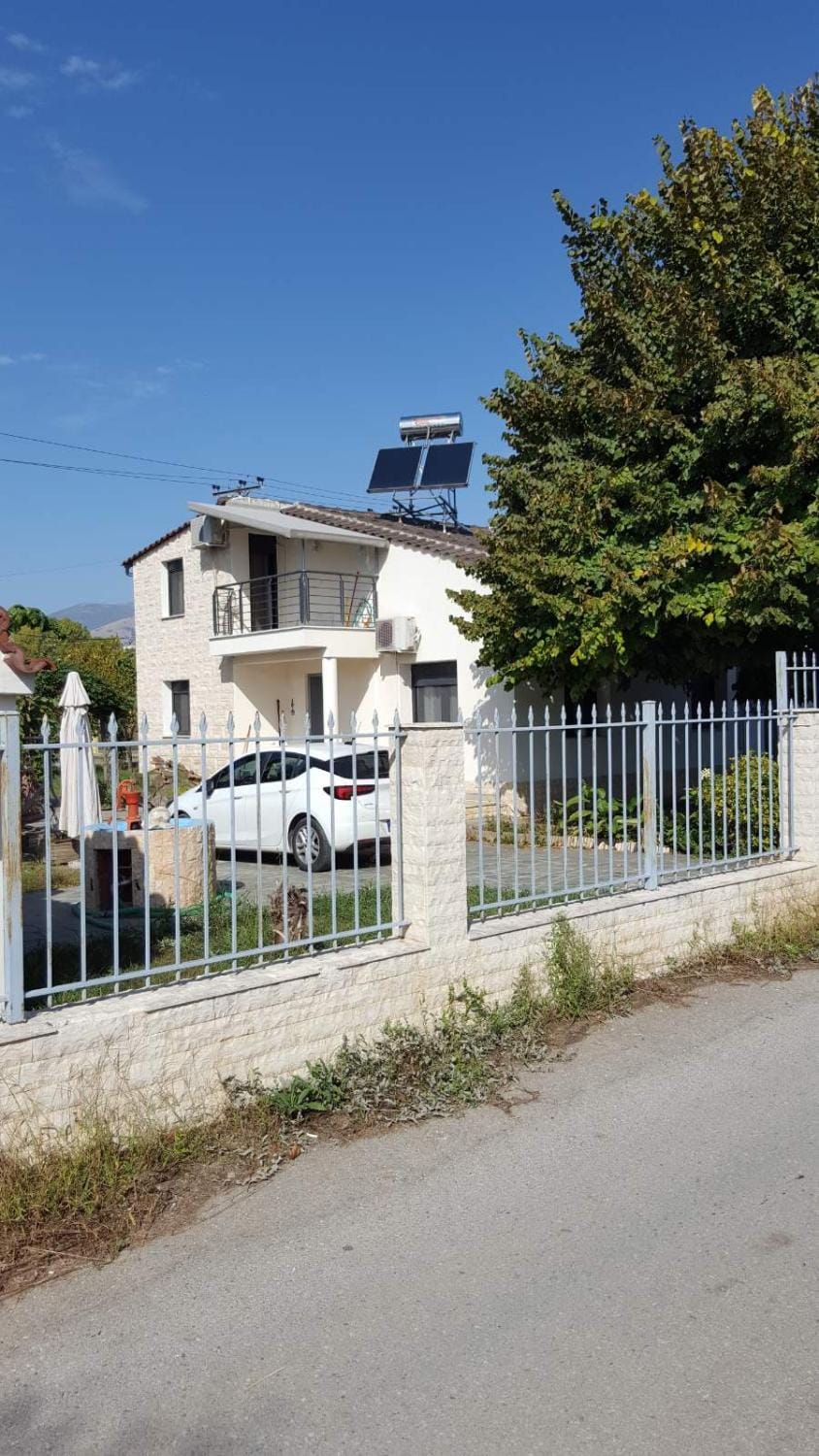 Property building, Day, Balcony/Terrace, Parking