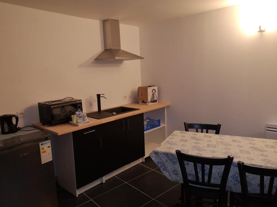 Coffee/tea facilities, Kitchen or kitchenette, Dining area, minibar, stove, toaster