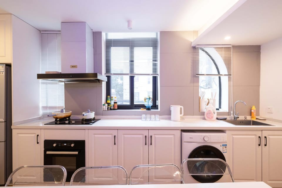 Kitchen or kitchenette, Dining area, pet friendly, stove, washing machine