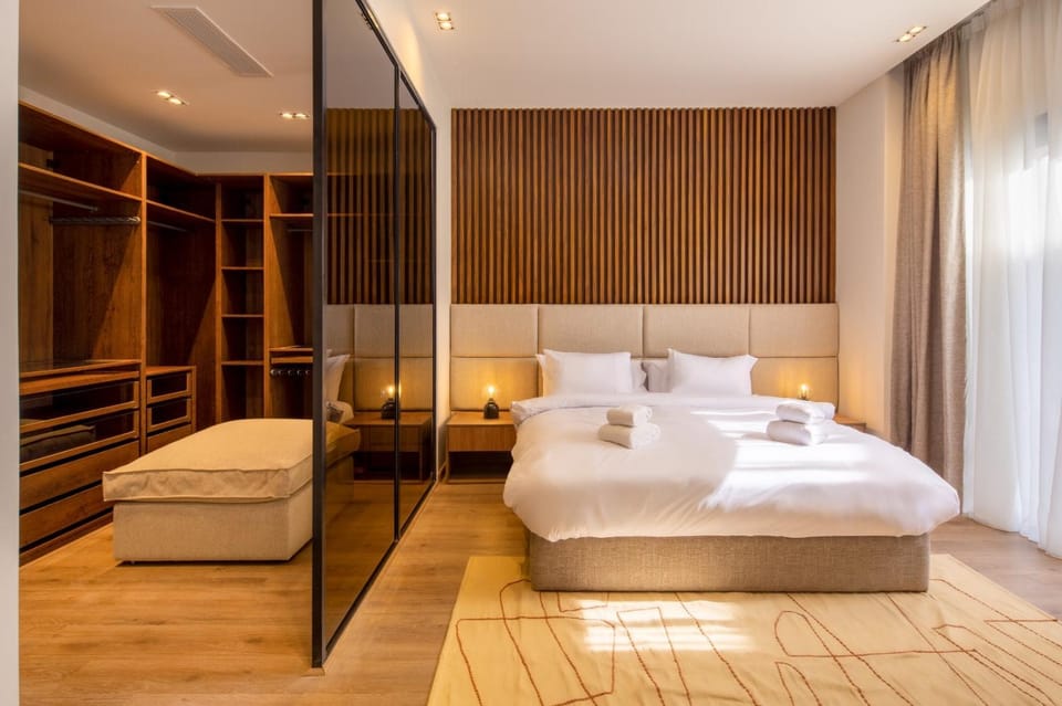 Bed, Photo of the whole room, Seating area, Bedroom, towels, wardrobe
