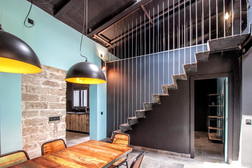 Black House- Sorprendente casa estilo industrial House in Olot