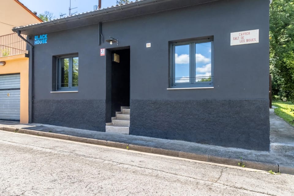 Black House- Sorprendente casa estilo industrial House in Olot
