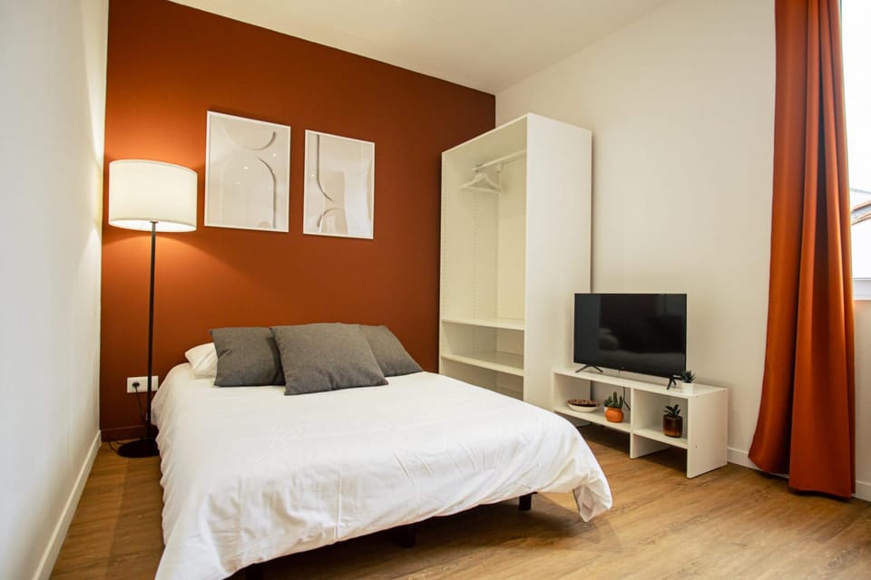 Bed, TV and multimedia, Photo of the whole room, Bedroom, wardrobe
