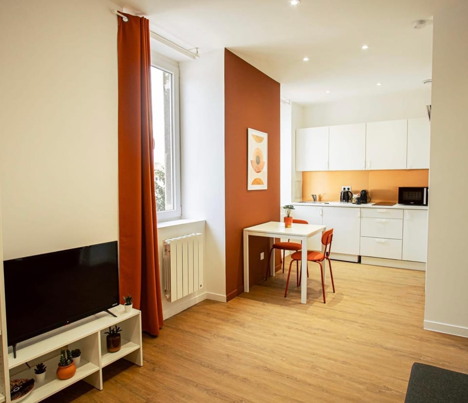 TV and multimedia, Kitchen or kitchenette, Seating area, Dining area, stove