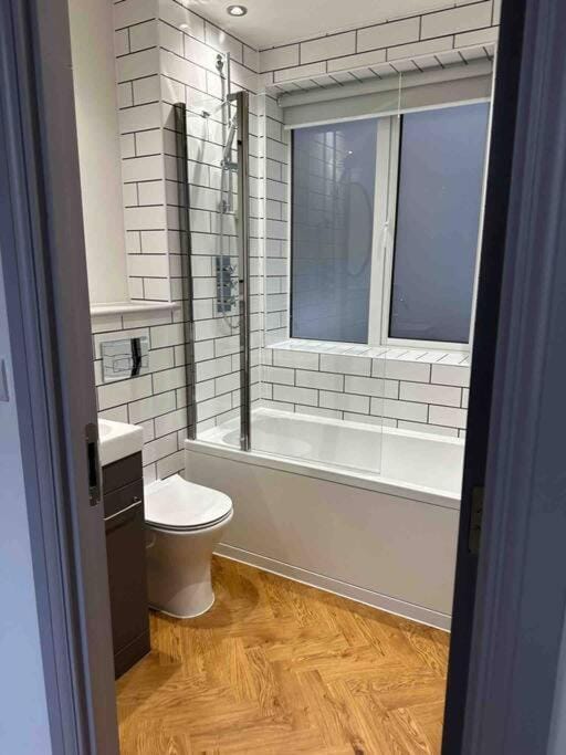 Shower, Toilet, Bathroom, Bath