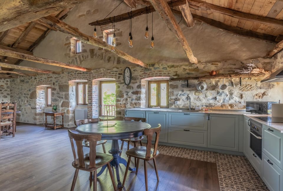 Kitchen or kitchenette, Dining area, pet friendly