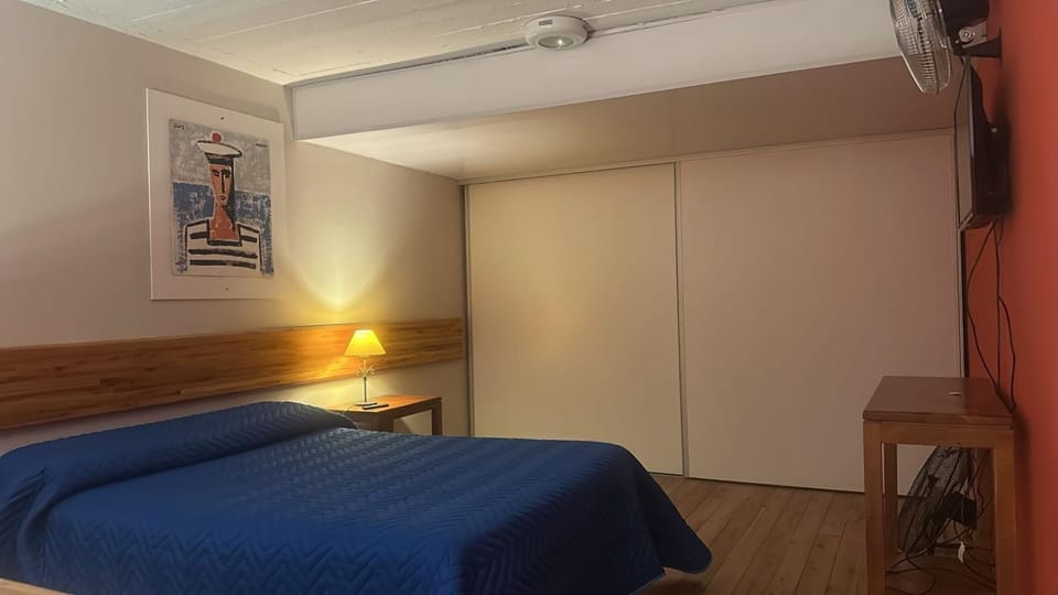 Bed, TV and multimedia, Photo of the whole room, Bedroom, Pets, Breakfast, furniture, room service, towels