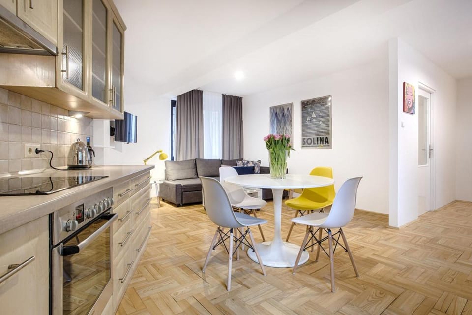 Kitchen or kitchenette, Living room, Seating area, Dining area, stove