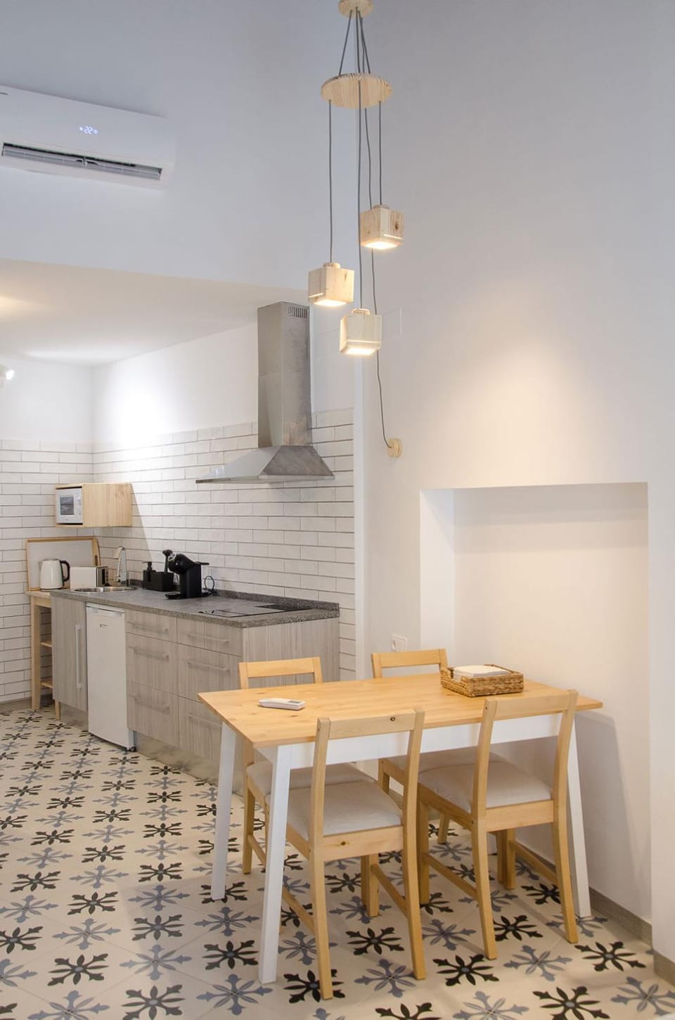 Kitchen or kitchenette, Dining area, minibar, stove