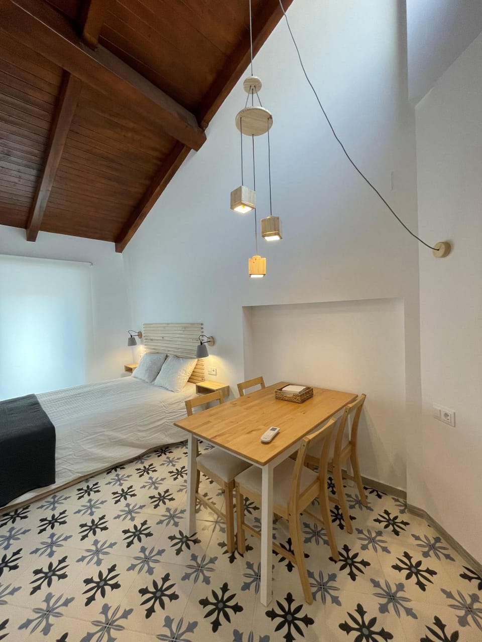 Bed, Photo of the whole room, Seating area, Dining area, Bedroom