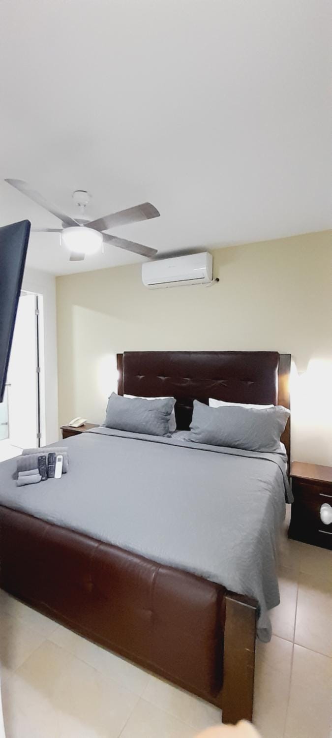 Bed, TV and multimedia, Photo of the whole room, Bedroom, air conditioner