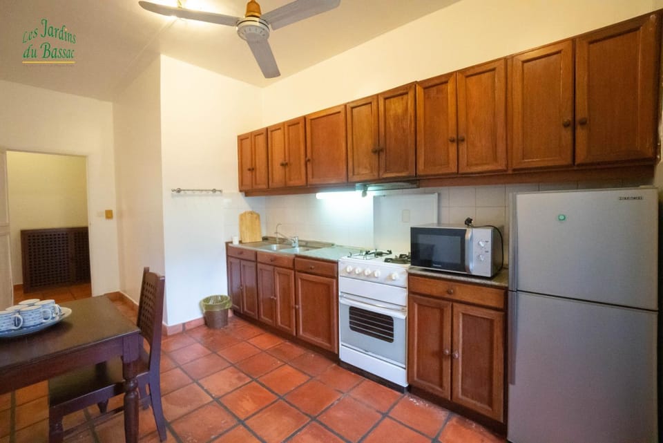 Kitchen or kitchenette, minibar