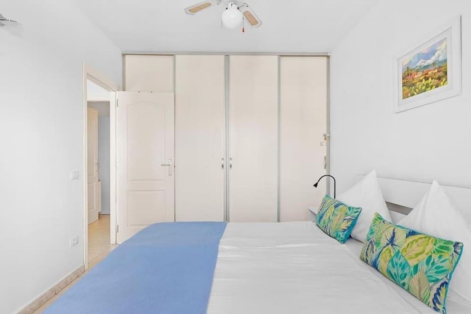 Bed, Photo of the whole room, Bedroom, fireplace, wardrobe