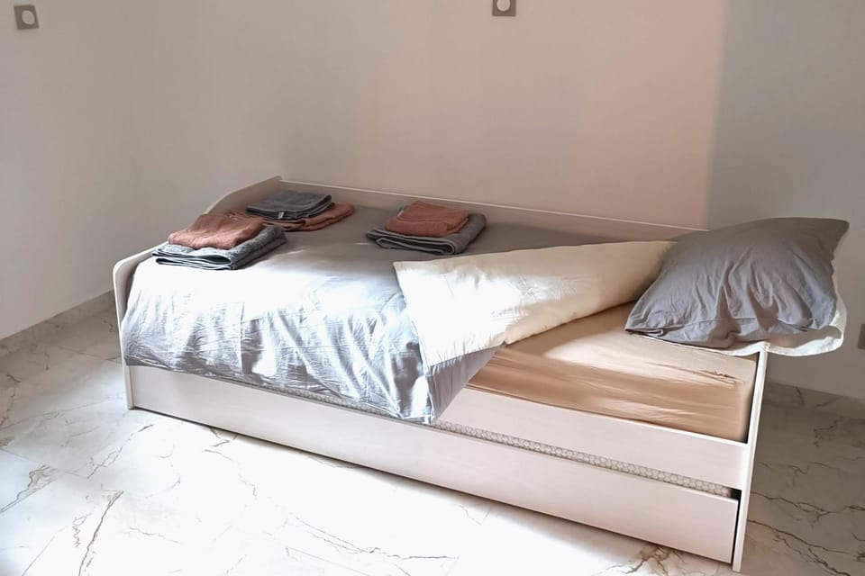 Bed, Bedroom, towels