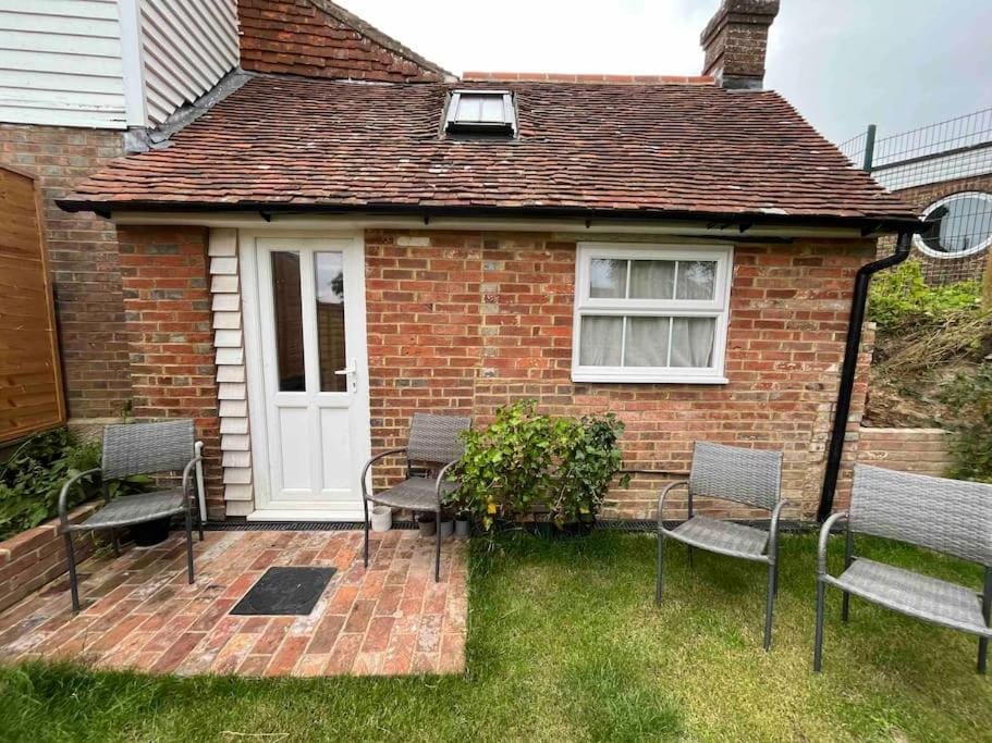 Cute and Cosy Little Cottage House in Wealden District