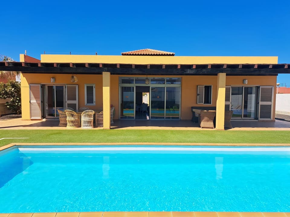 Property building, Patio, Day, Garden, Pool view, Swimming pool, Swimming pool, sunbed