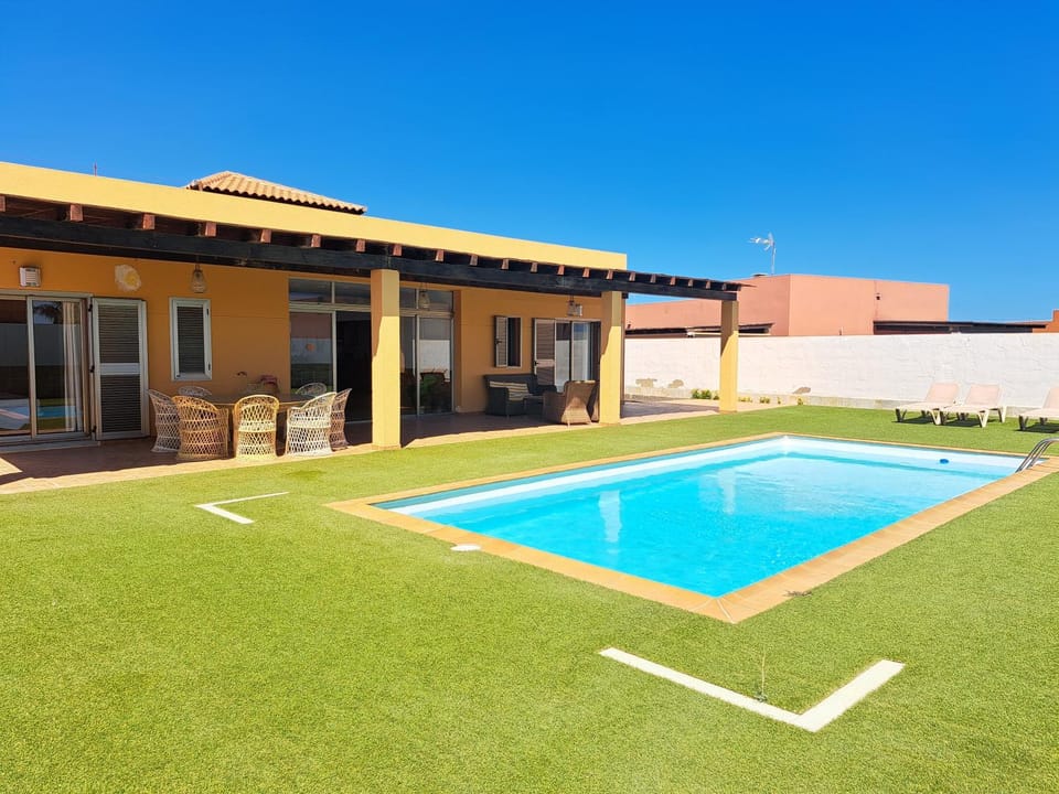 Property building, Day, Garden, Pool view, Swimming pool, Swimming pool, Open Air Bath, sunbed