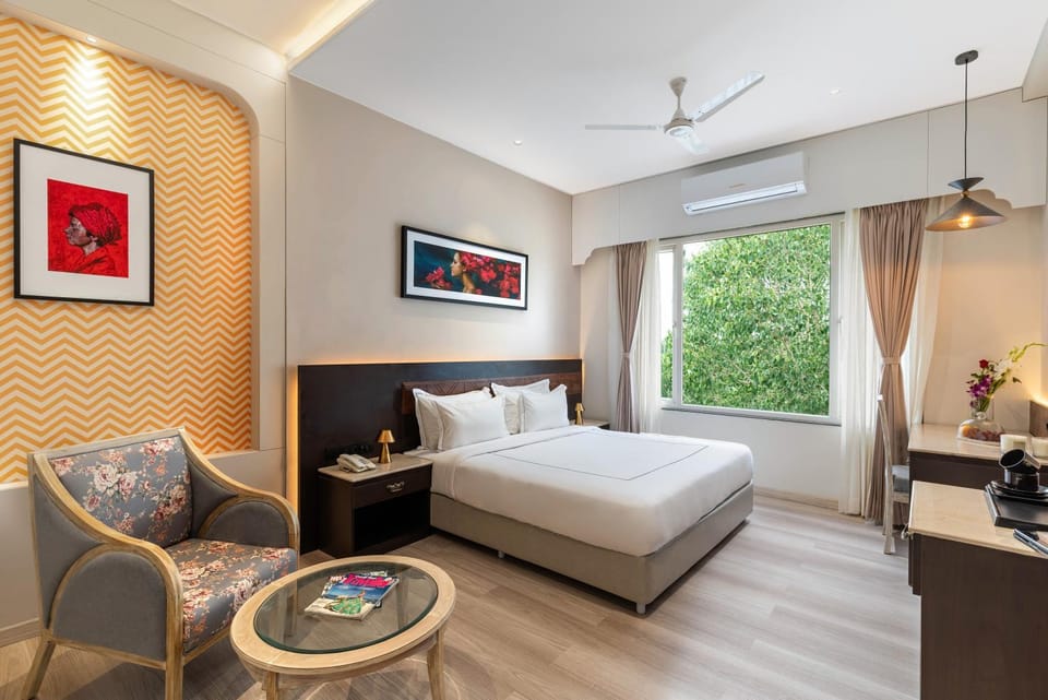 Bed, Photo of the whole room, Seating area, Bedroom, fireplace