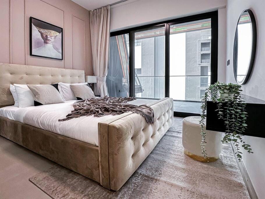 Bed, Living room, Photo of the whole room, Seating area, Bedroom