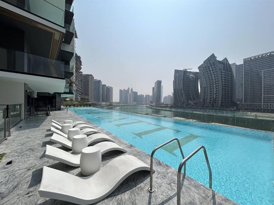 Property building, Day, Pool view, Swimming pool, sunbed