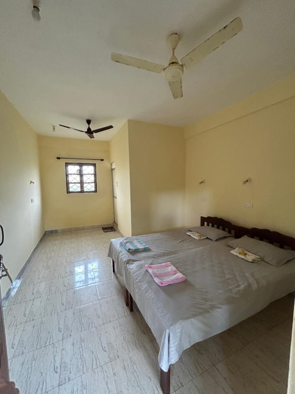 Bed, Photo of the whole room, Bedroom, fireplace, towels