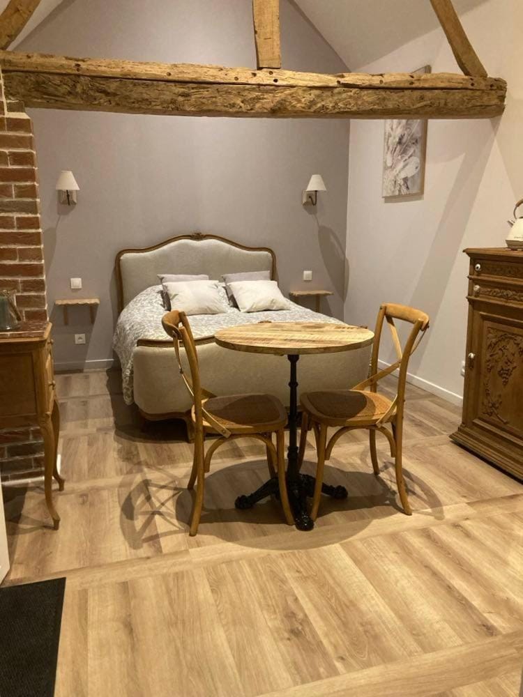 Bed, Photo of the whole room, Dining area, Bedroom